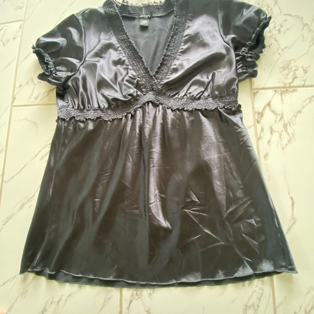 Eyeshadow Women 2X Gray Satin V Neck Short Sleeve Empire Waist Blouse